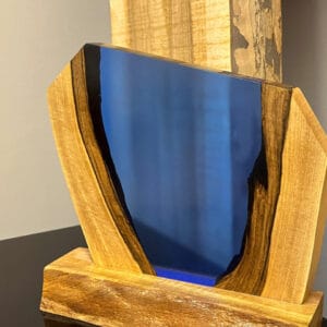 Lampa z drewna z żywicą niebieską Ember